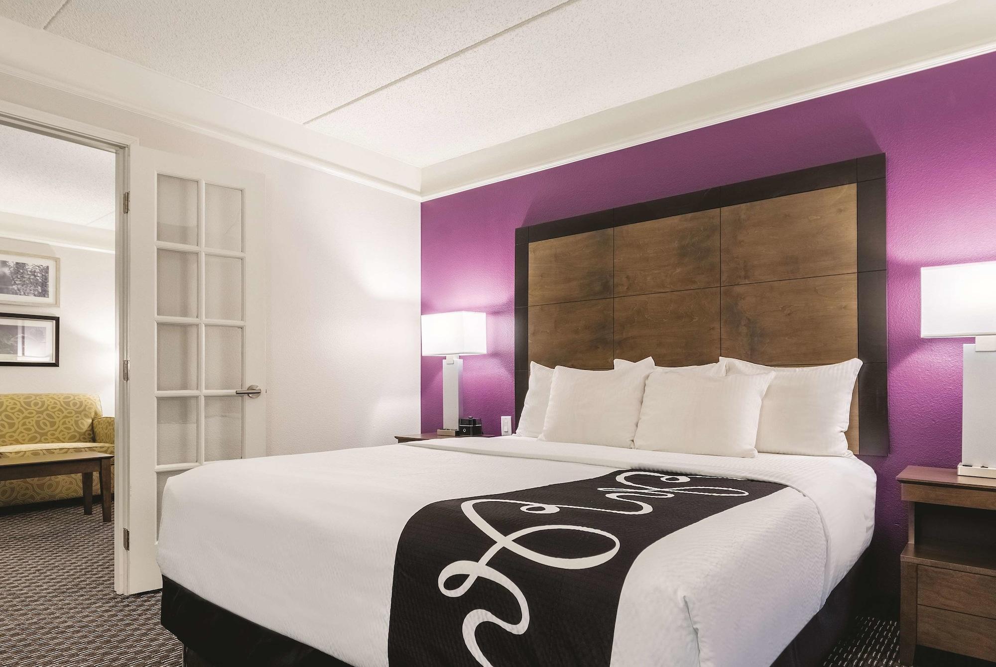 La Quinta By Wyndham Alexandria Airport Hotell Eksteriør bilde