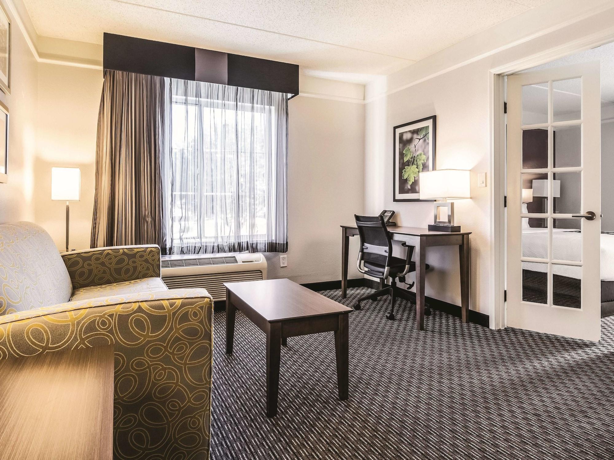 La Quinta By Wyndham Alexandria Airport Hotell Eksteriør bilde