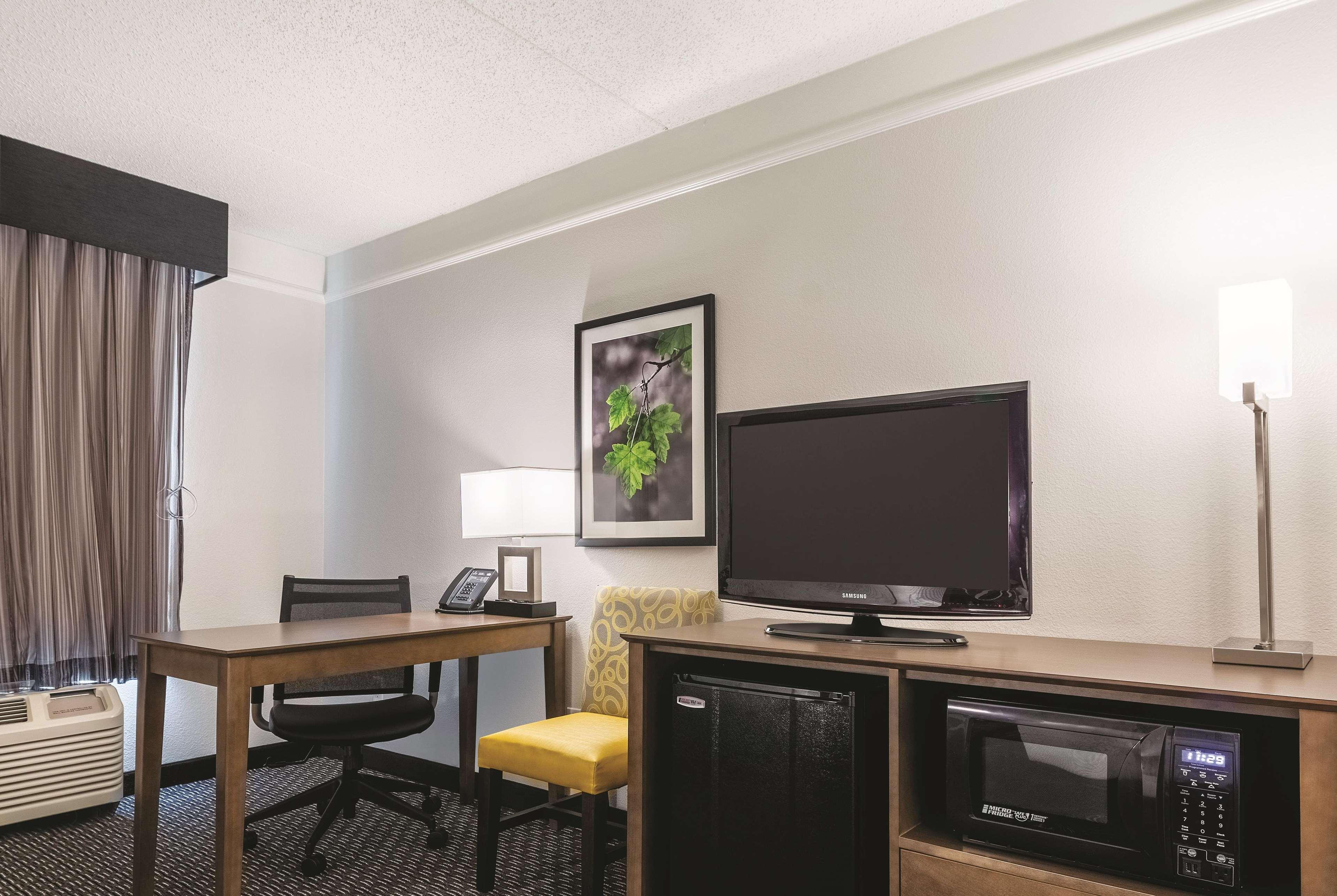 La Quinta By Wyndham Alexandria Airport Hotell Eksteriør bilde