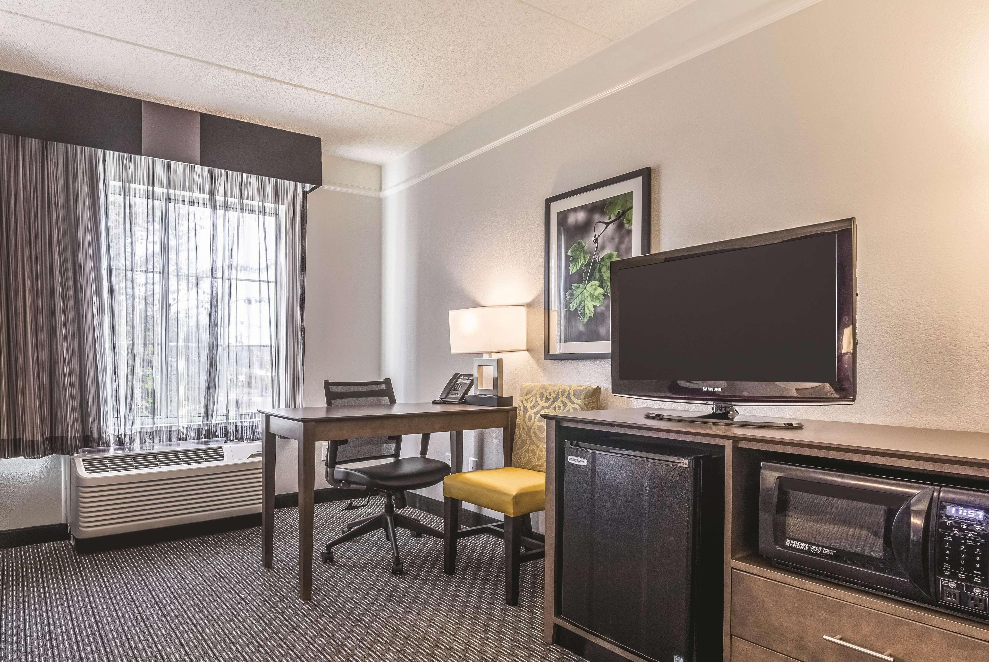 La Quinta By Wyndham Alexandria Airport Hotell Eksteriør bilde