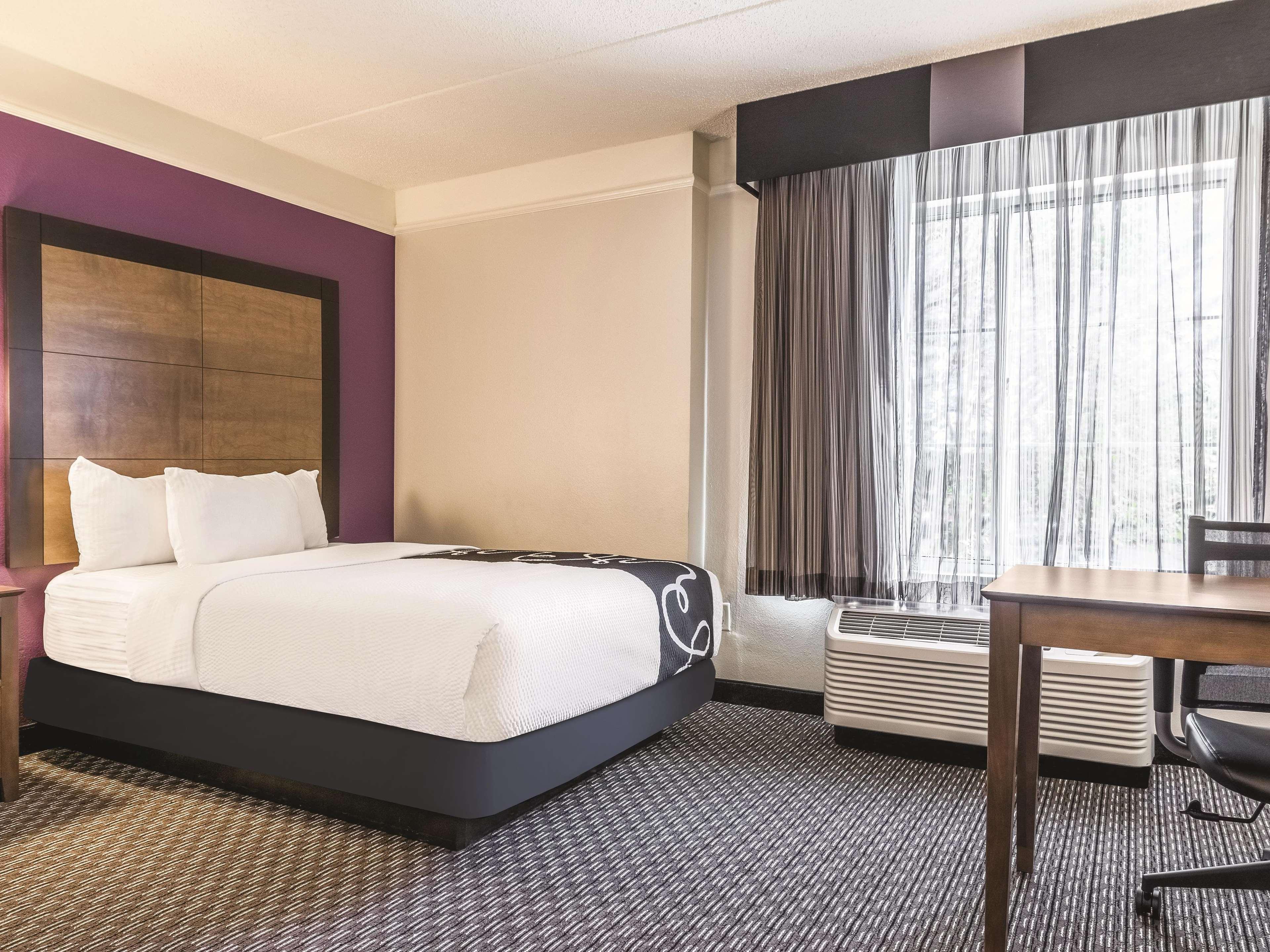 La Quinta By Wyndham Alexandria Airport Hotell Eksteriør bilde