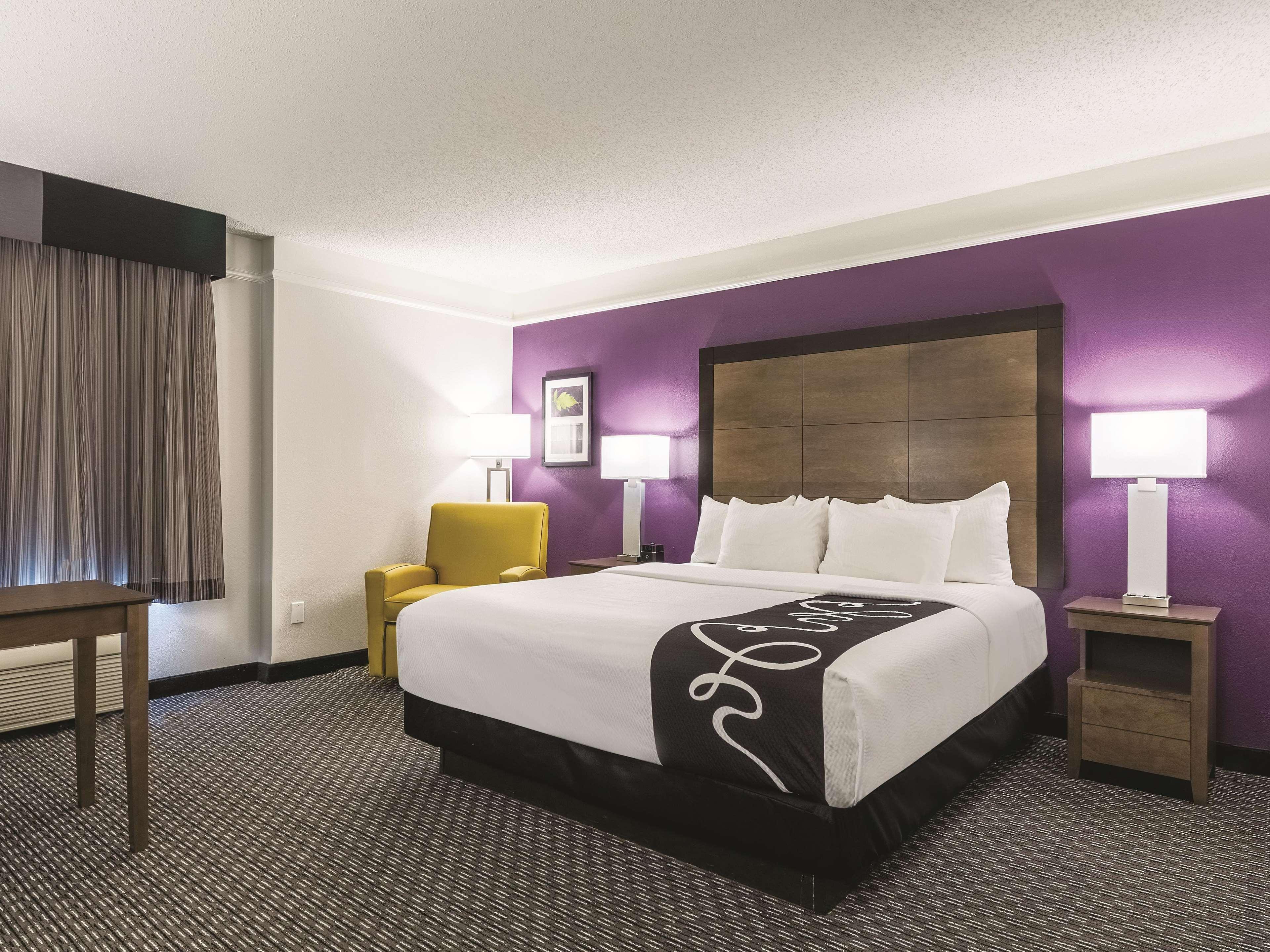 La Quinta By Wyndham Alexandria Airport Hotell Eksteriør bilde