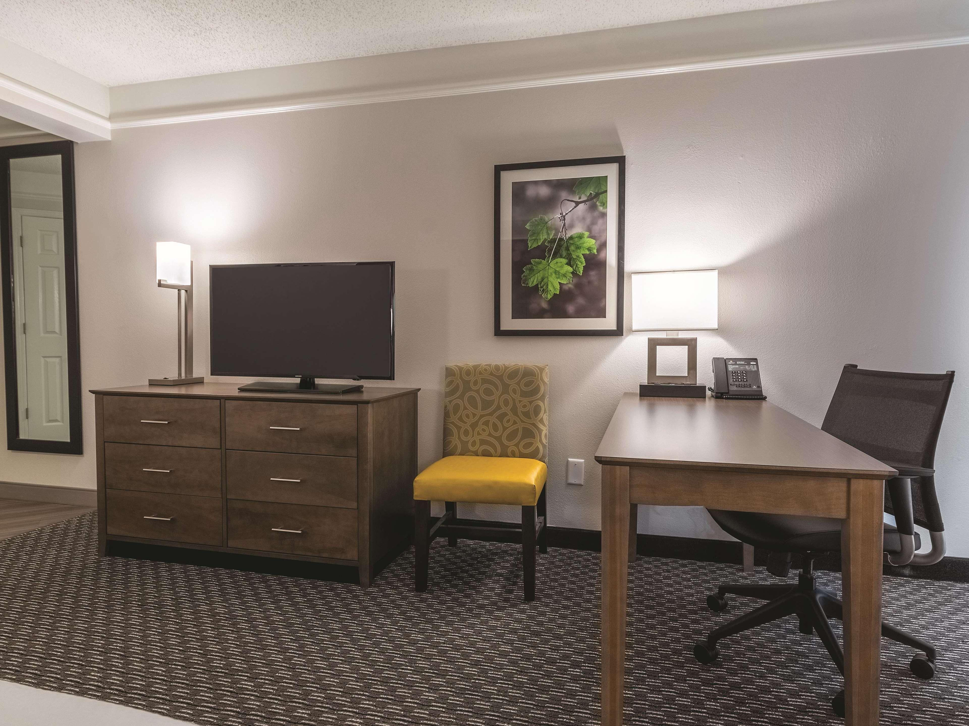 La Quinta By Wyndham Alexandria Airport Hotell Eksteriør bilde