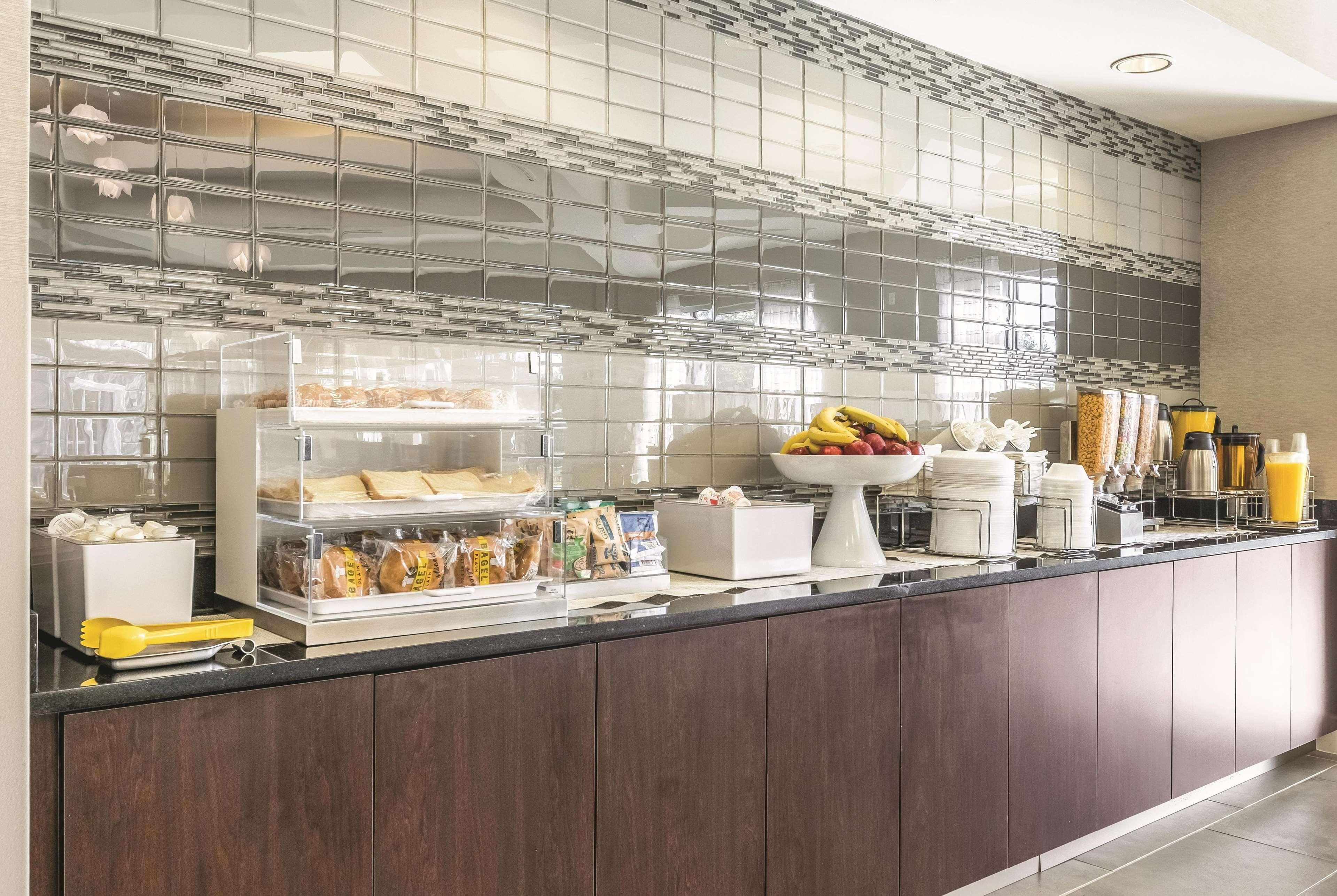 La Quinta By Wyndham Alexandria Airport Hotell Eksteriør bilde