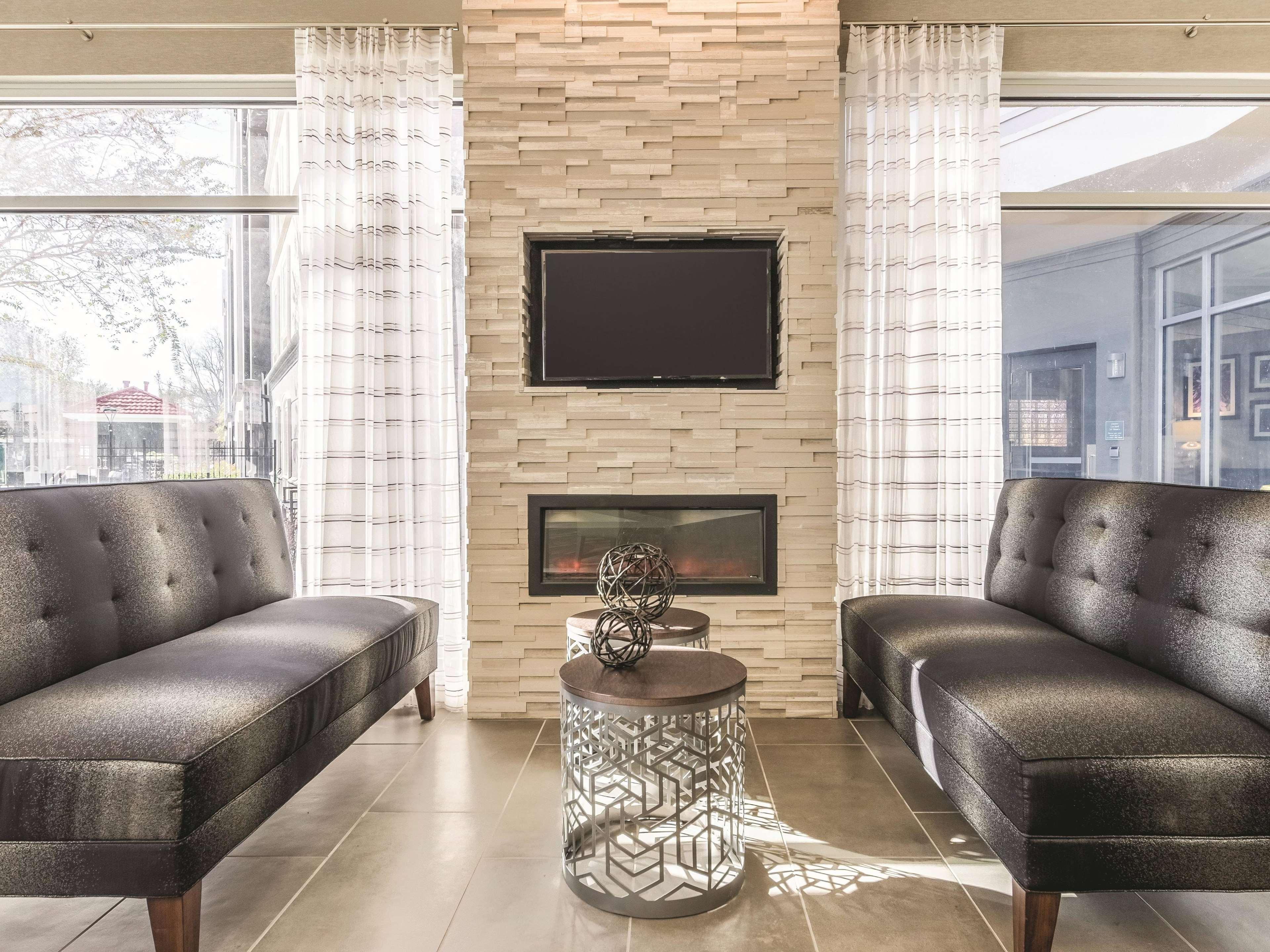 La Quinta By Wyndham Alexandria Airport Hotell Eksteriør bilde