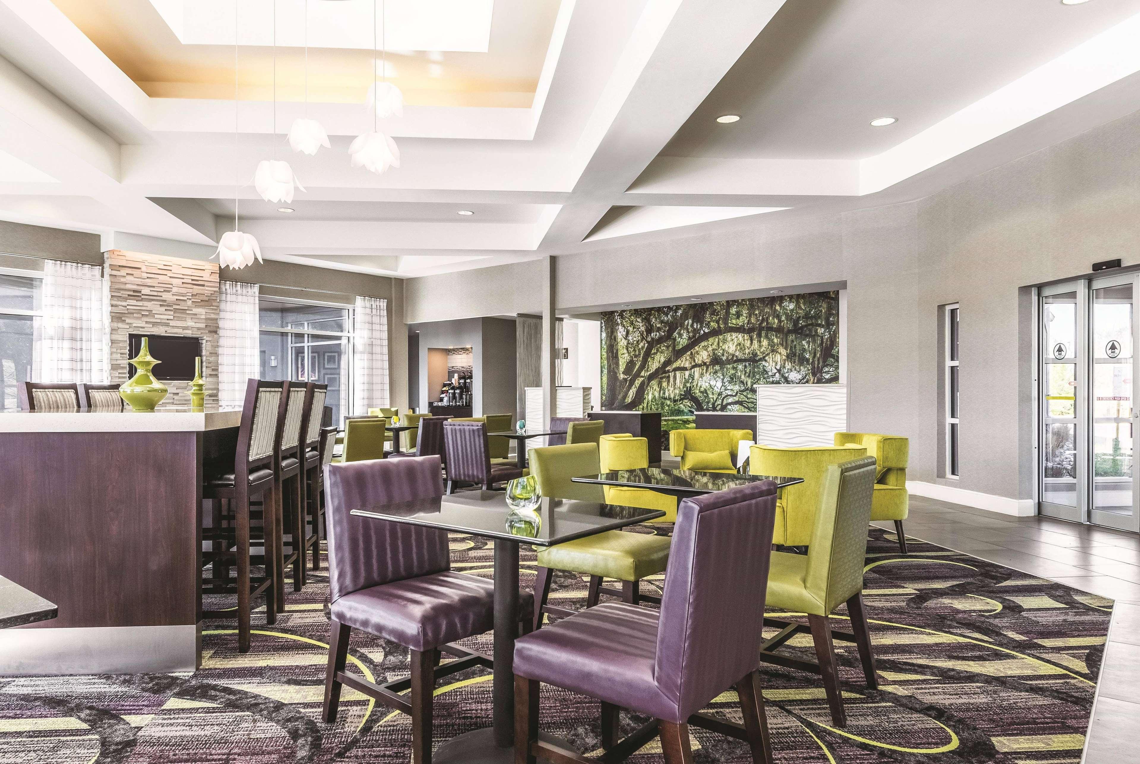 La Quinta By Wyndham Alexandria Airport Hotell Eksteriør bilde