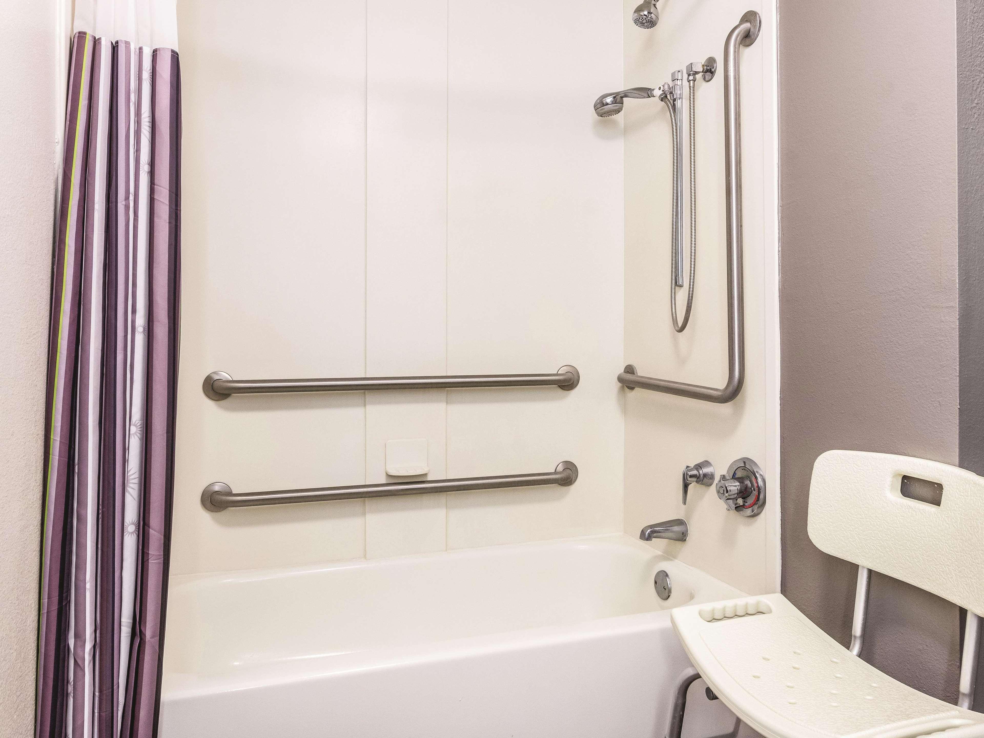 La Quinta By Wyndham Alexandria Airport Hotell Eksteriør bilde