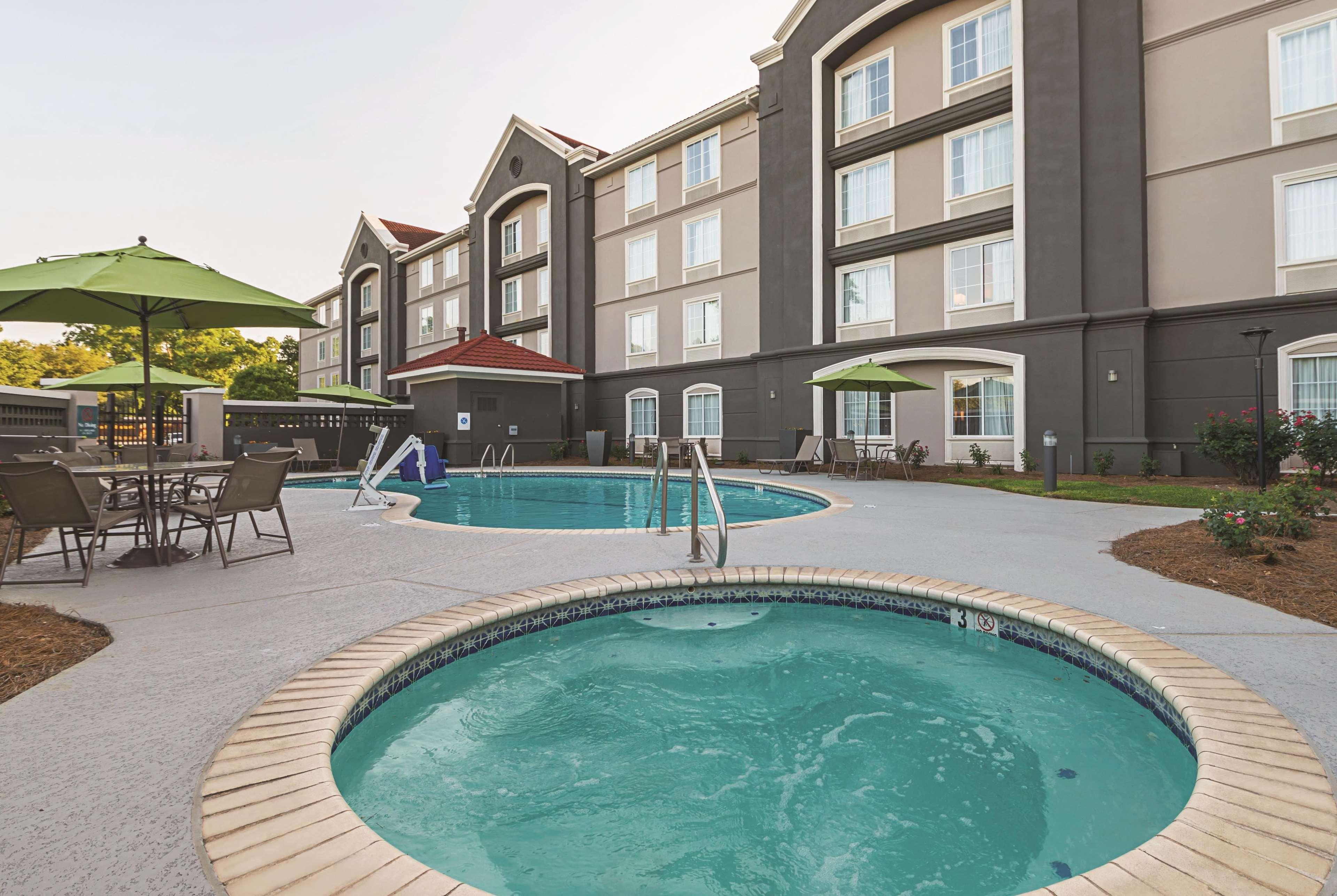 La Quinta By Wyndham Alexandria Airport Hotell Eksteriør bilde