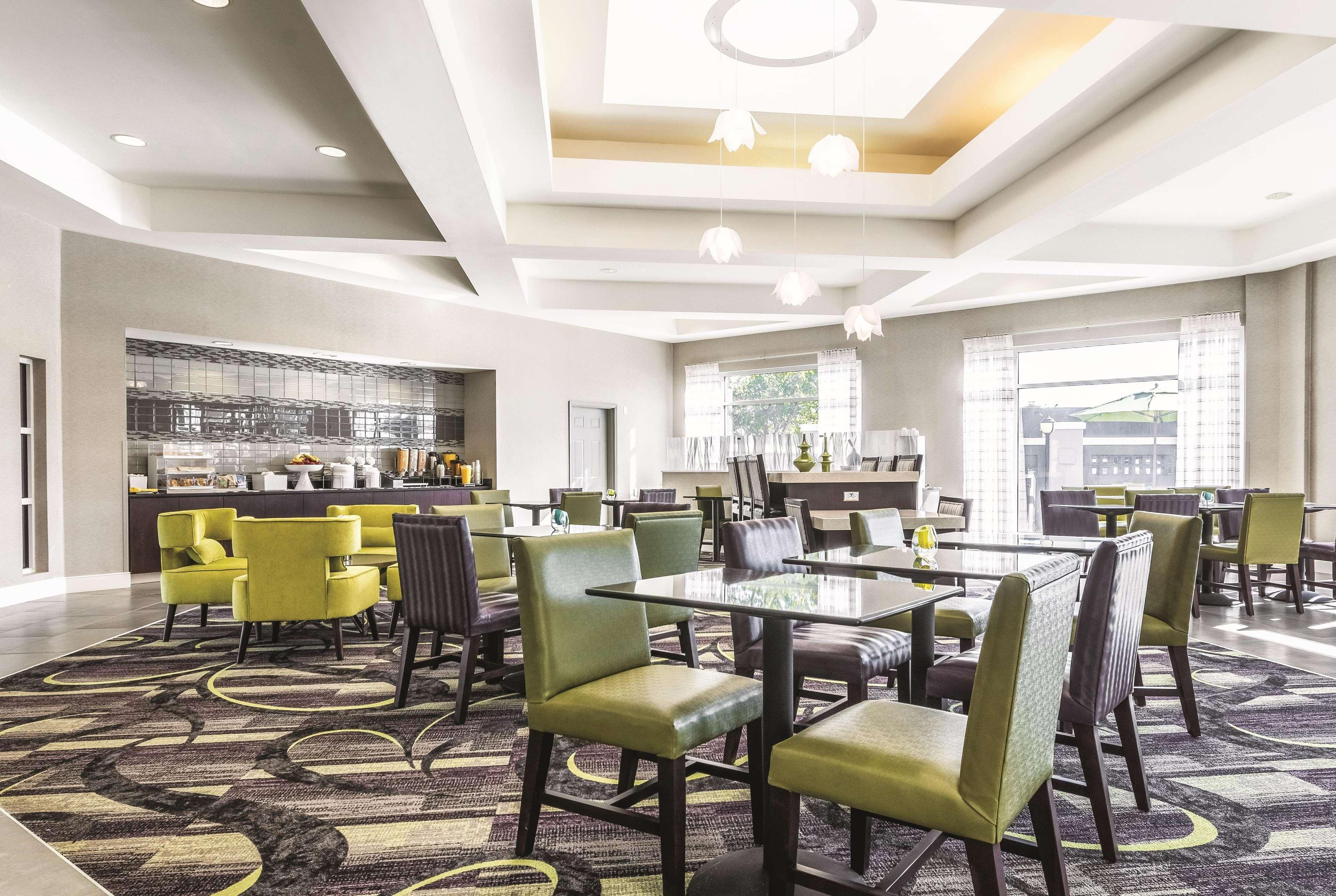 La Quinta By Wyndham Alexandria Airport Hotell Eksteriør bilde