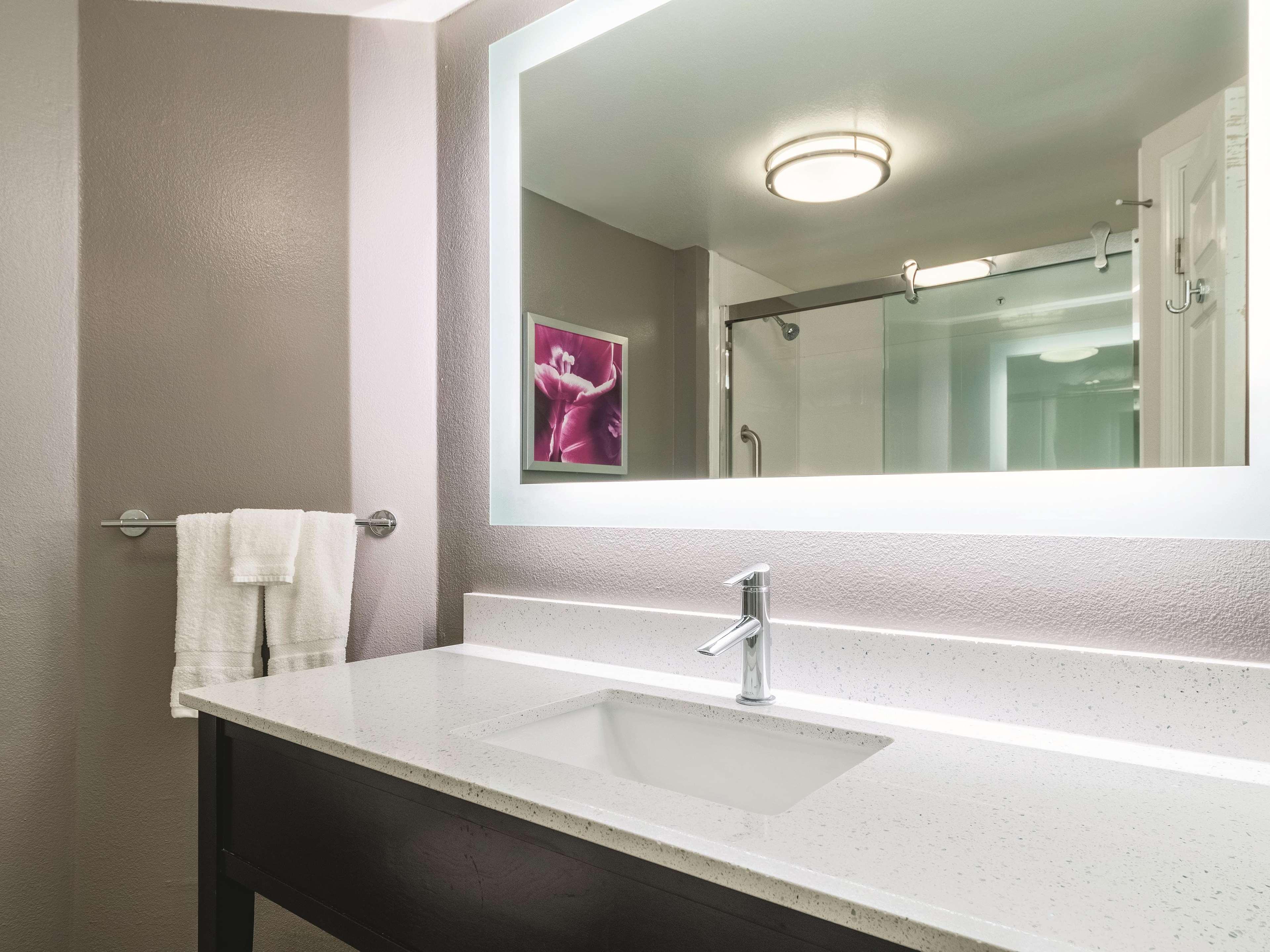 La Quinta By Wyndham Alexandria Airport Hotell Eksteriør bilde