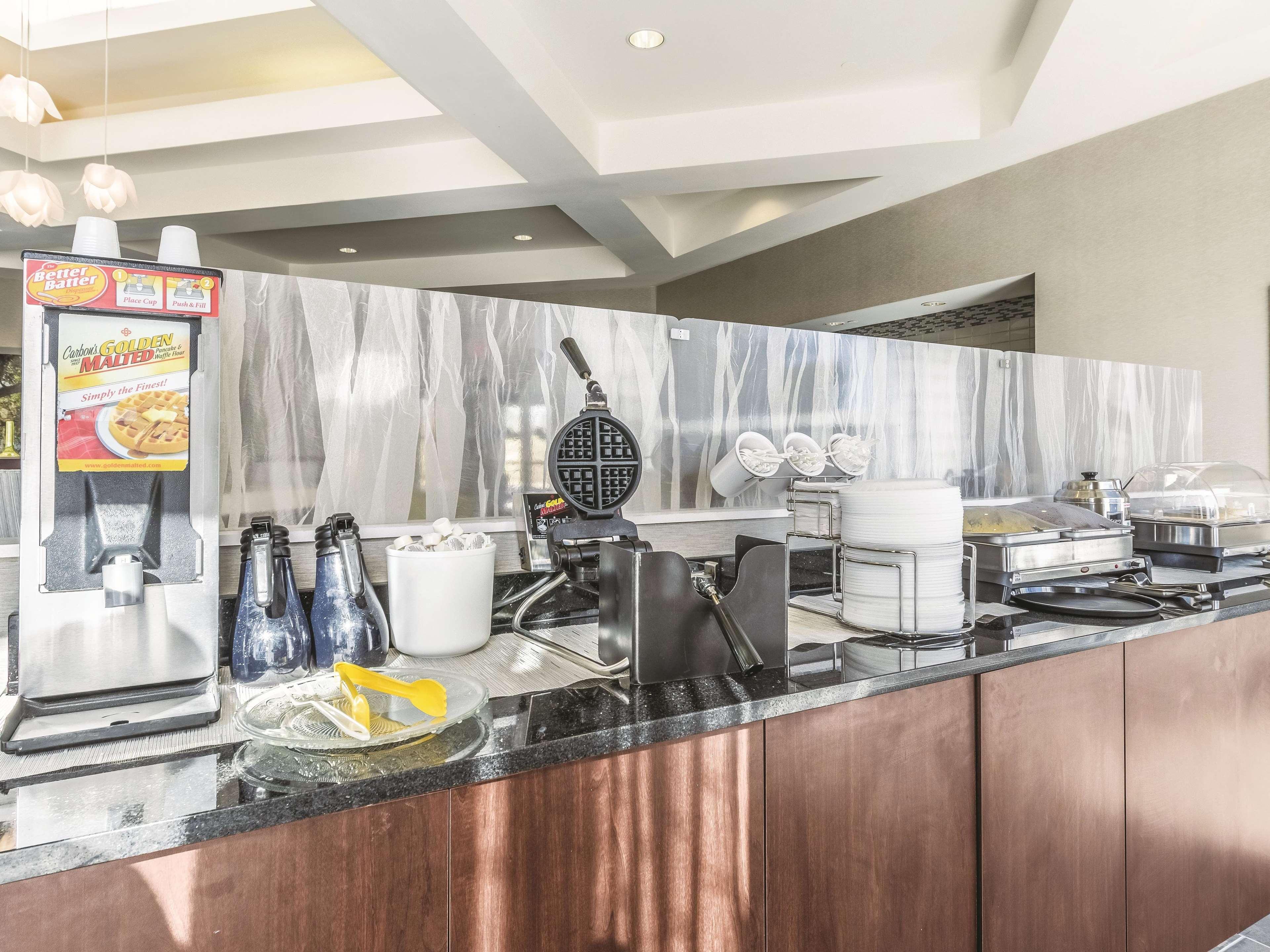 La Quinta By Wyndham Alexandria Airport Hotell Eksteriør bilde