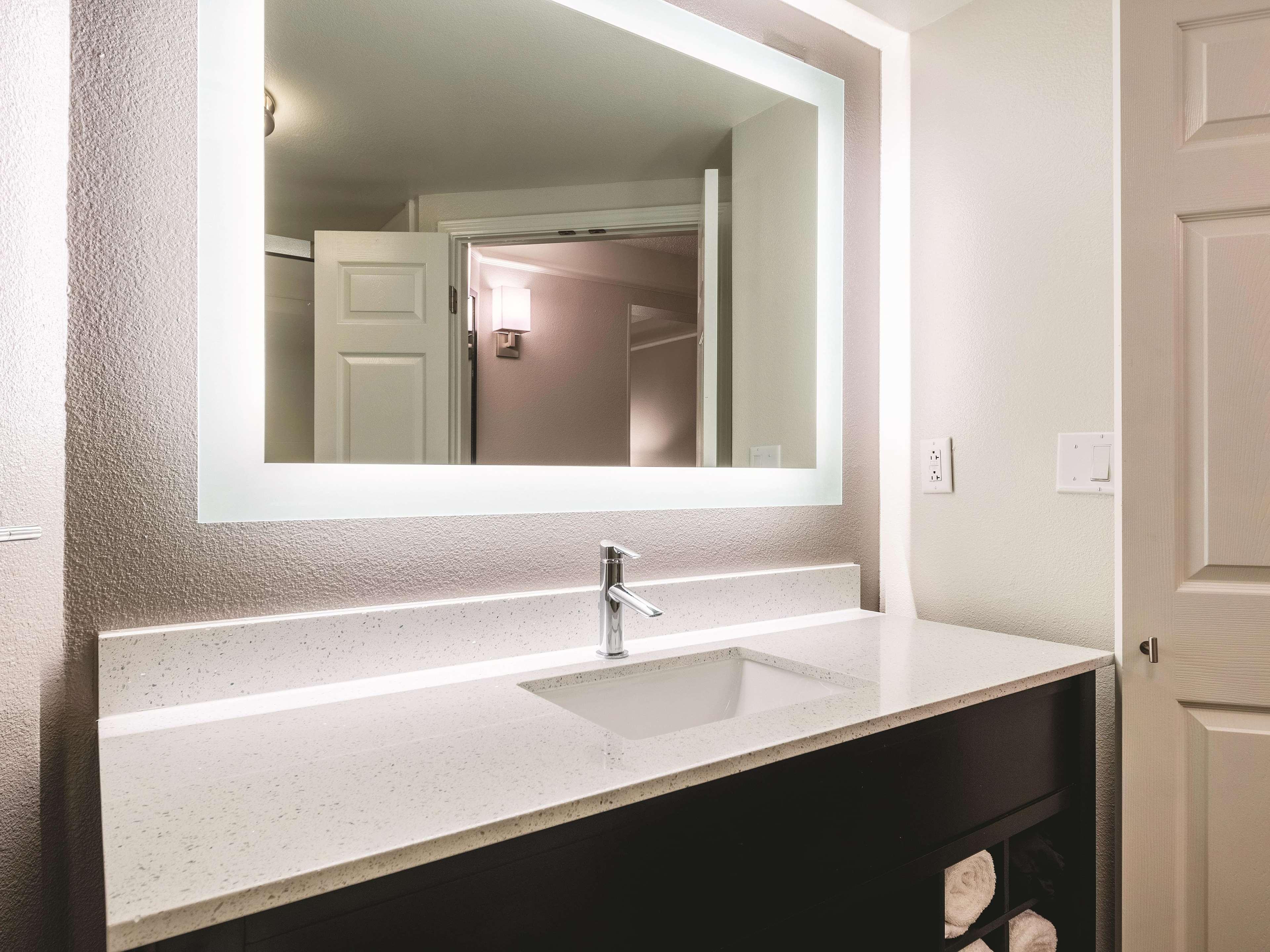 La Quinta By Wyndham Alexandria Airport Hotell Eksteriør bilde