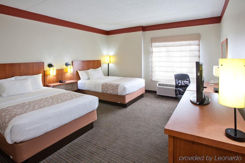 La Quinta By Wyndham Alexandria Airport Hotell Eksteriør bilde
