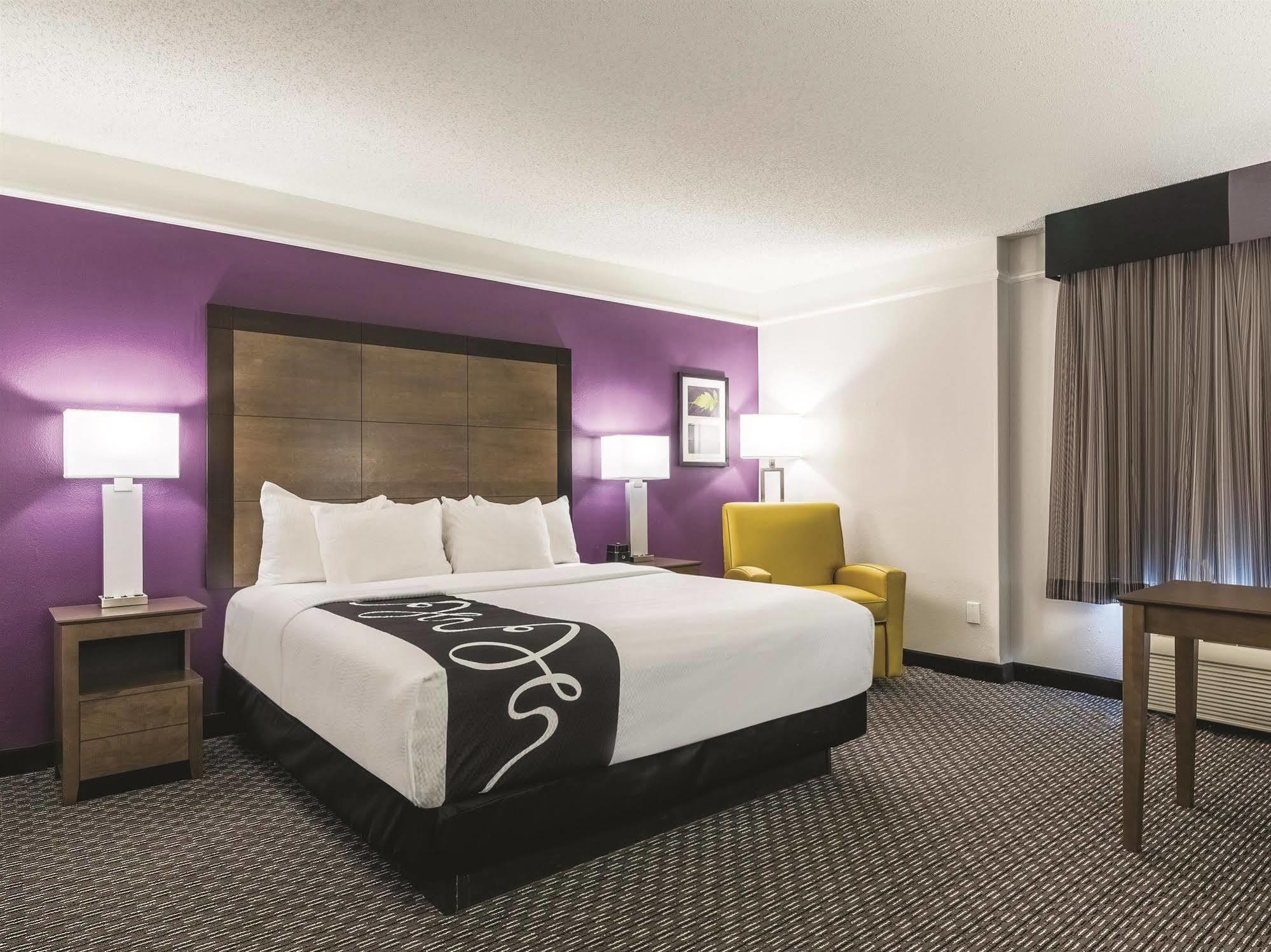 La Quinta By Wyndham Alexandria Airport Hotell Eksteriør bilde