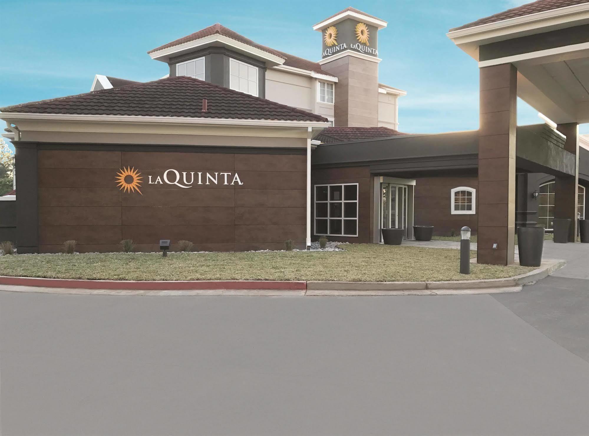 La Quinta By Wyndham Alexandria Airport Hotell Eksteriør bilde