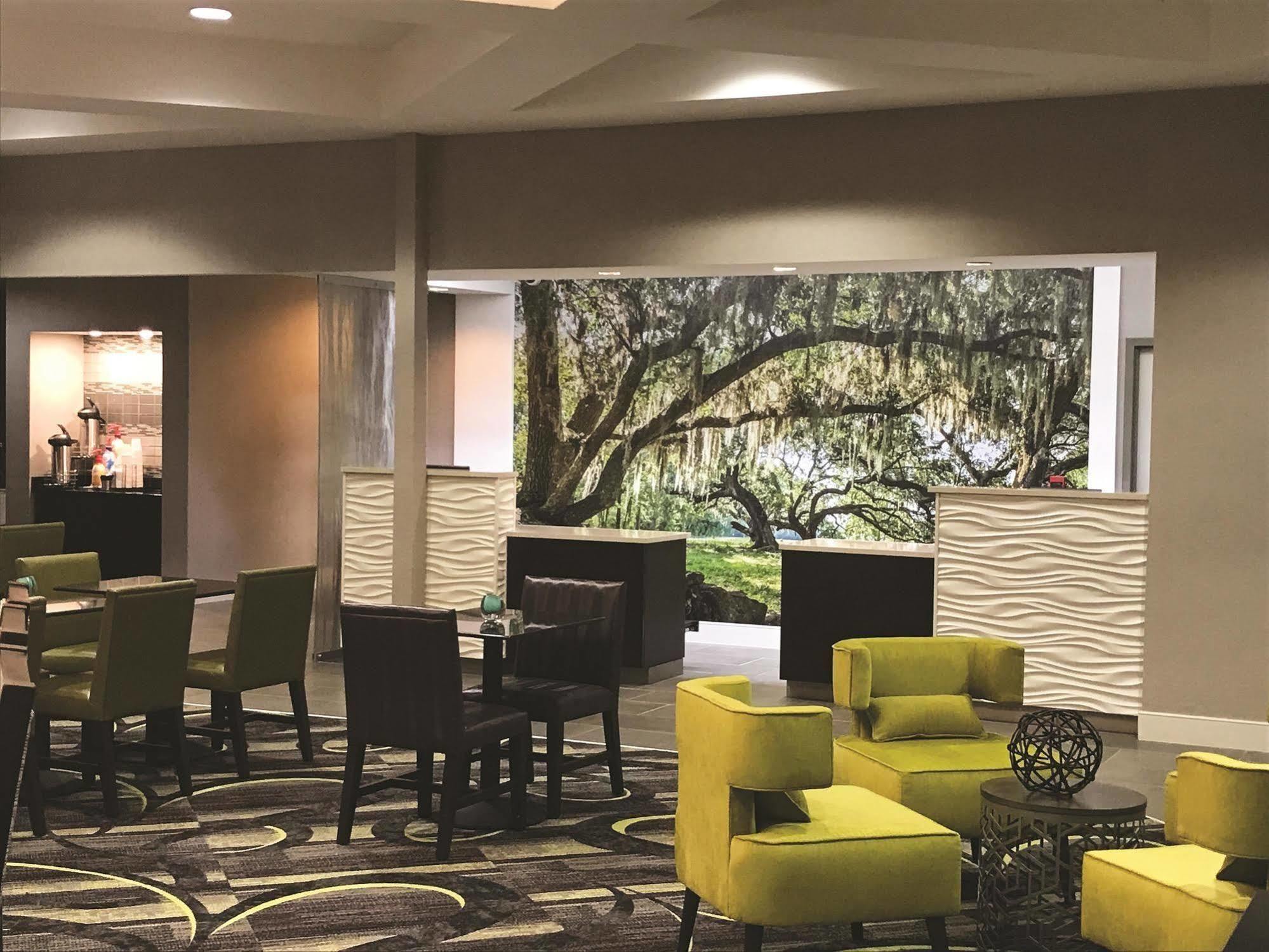 La Quinta By Wyndham Alexandria Airport Hotell Eksteriør bilde
