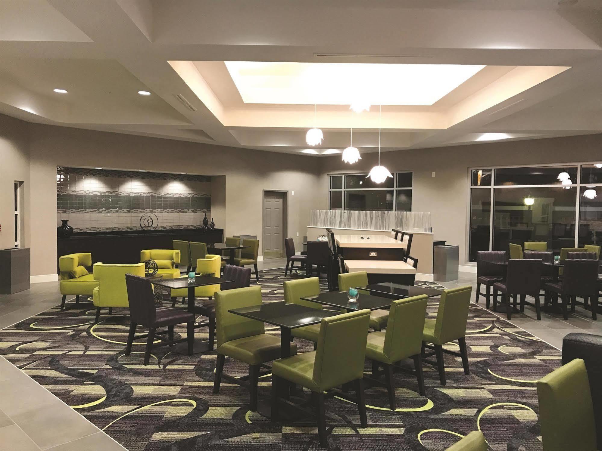 La Quinta By Wyndham Alexandria Airport Hotell Eksteriør bilde