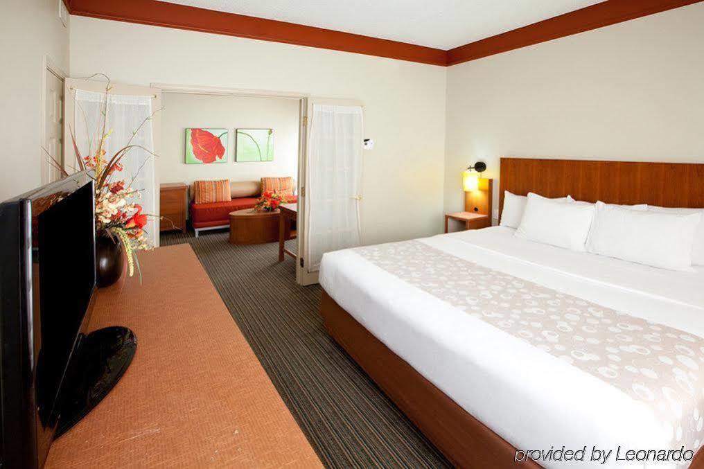 La Quinta By Wyndham Alexandria Airport Hotell Eksteriør bilde