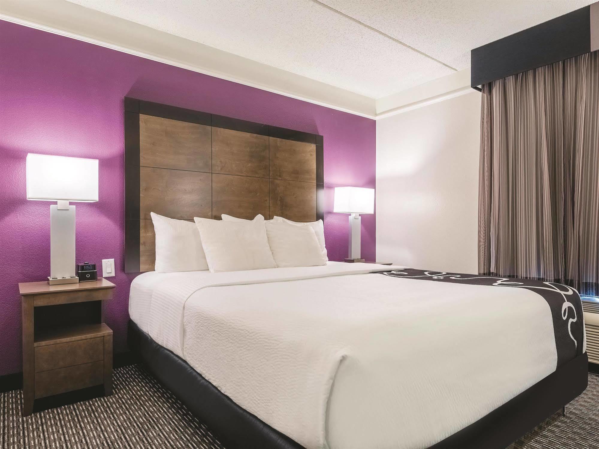 La Quinta By Wyndham Alexandria Airport Hotell Eksteriør bilde