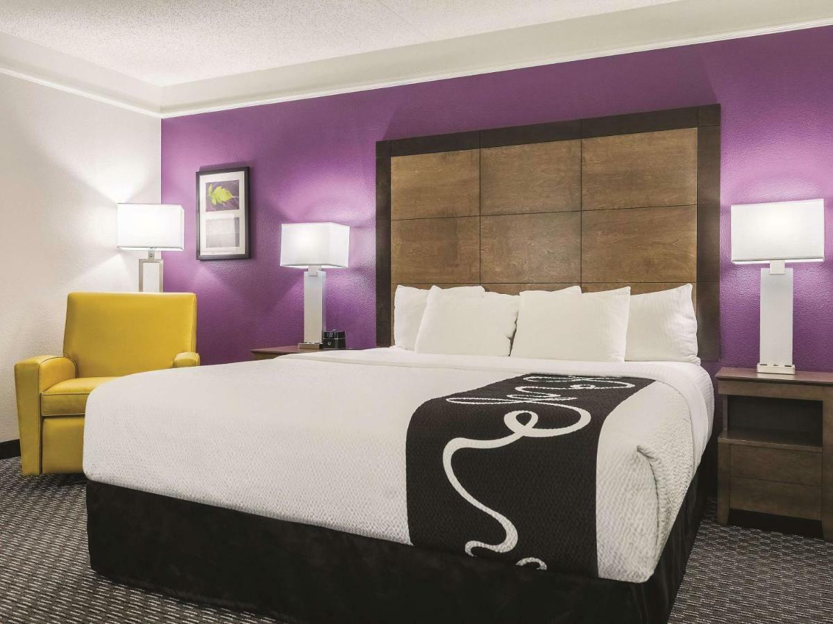 La Quinta By Wyndham Alexandria Airport Hotell Eksteriør bilde
