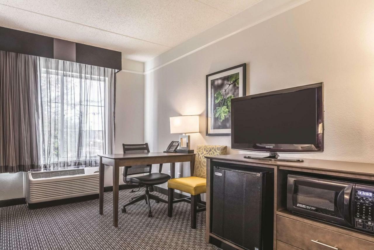 La Quinta By Wyndham Alexandria Airport Hotell Eksteriør bilde