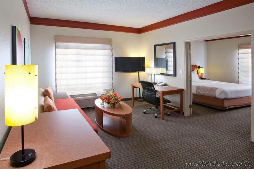 La Quinta By Wyndham Alexandria Airport Hotell Eksteriør bilde